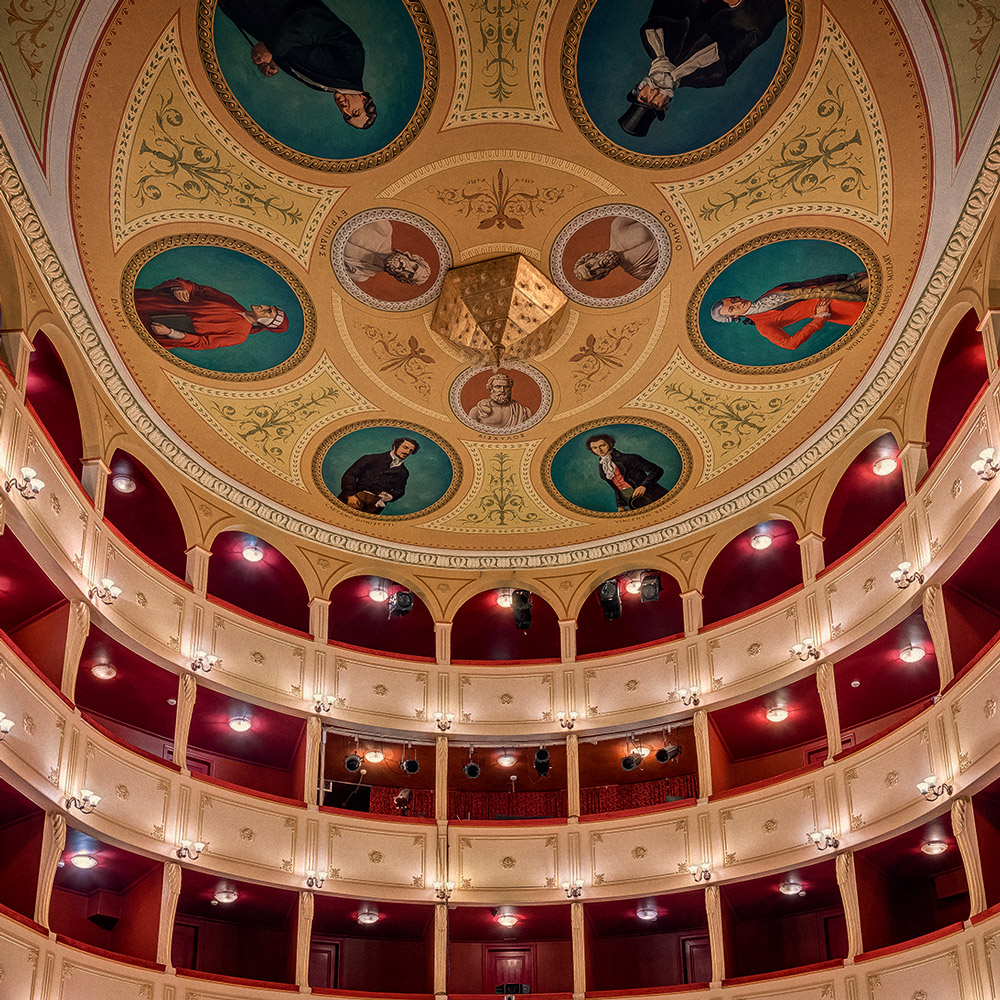 apollon-theater-roof