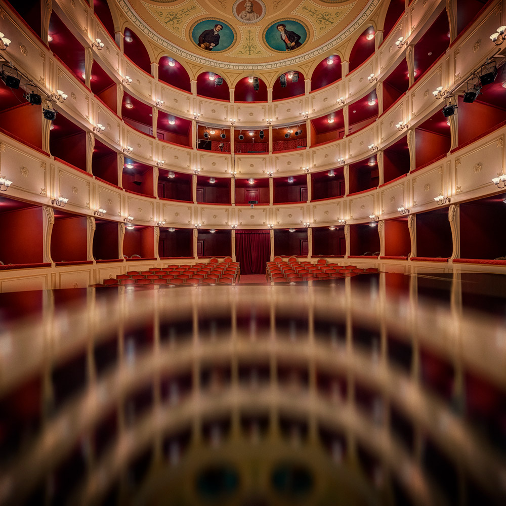 apollon-theater-scene-reflection